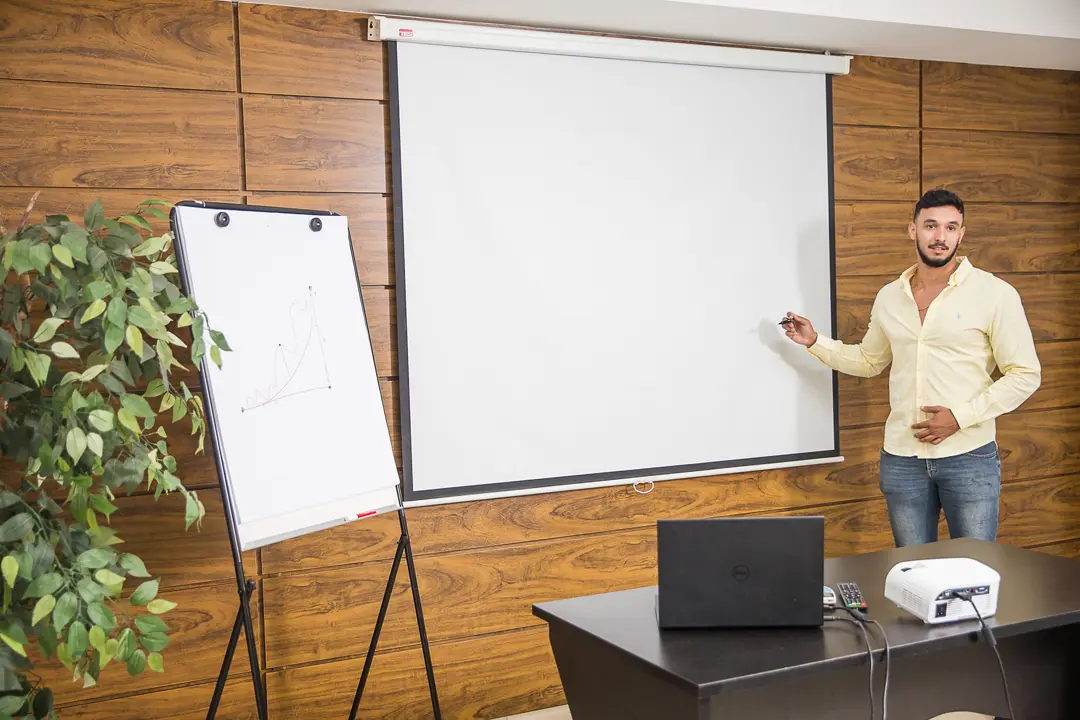 Área de reunião e trabalho no Ville Hotel Gramadão em Votuporanga